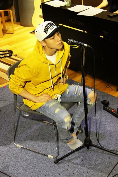 Sơn Tùng M-TP mặc quần rách tả tơi đi tập hát ảnh 1 Sơn Tùng M-TP mặc quần rách tả tơi đi tập hát - 1