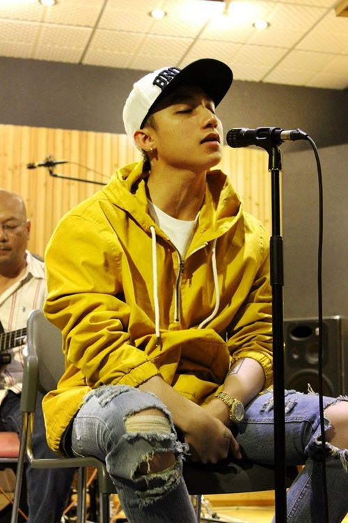 Sơn Tùng M-TP mặc quần rách tả tơi đi tập hát ảnh 2 Sơn Tùng M-TP mặc quần rách tả tơi đi tập hát - 2