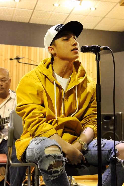 Sơn Tùng M-TP mặc quần rách tả tơi đi tập hát ảnh 2 Sơn Tùng M-TP mặc quần rách tả tơi đi tập hát - 2