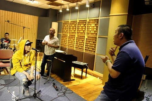 Sơn Tùng M-TP mặc quần rách tả tơi đi tập hát ảnh 3 Sơn Tùng M-TP mặc quần rách tả tơi đi tập hát - 3