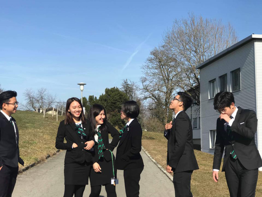 Phương Dung (Thứ ba từ trái sang) cùng du học sinh Việt Nam tại Luzern – Thụy Sỹ. Phương Dung (Thứ ba từ trái sang) cùng du học sinh Việt Nam tại Luzern – Thụy Sỹ.