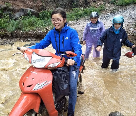 Đường đến Trường Mầm non Mường Ải của các cô giáo xã biên giới Mường Ải, huyện Kỳ Sơn, tỉnh Nghệ An. Ảnh:Minh Khuê Đường đến Trường Mầm non Mường Ải của các cô giáo xã biên giới Mường Ải, huyện Kỳ Sơn, tỉnh Nghệ An. Ảnh:Minh Khuê