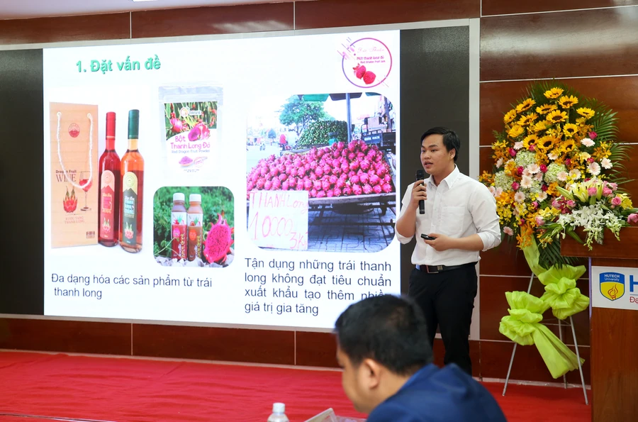 SV Mã Phú Cường (HUTECH) trình bày về dự án “Mứt thanh long Đức Thuận” tại “HUTECH Startup Wings 2019”. Ảnh: HUTECH