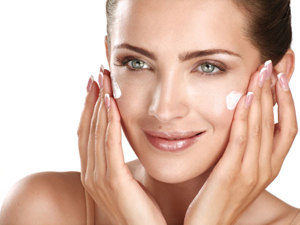 Dưỡng ẩm: Đối với mùa đông, bạn nên sử dụng những loại kem dưỡng ẩm gốc dầu có thể ngăn ngừa tình trạng khô da. Giữ ẩm tốt cho da suốt cả ngày để đảm bảo da luôn mềm mại và sáng tự nhiên.