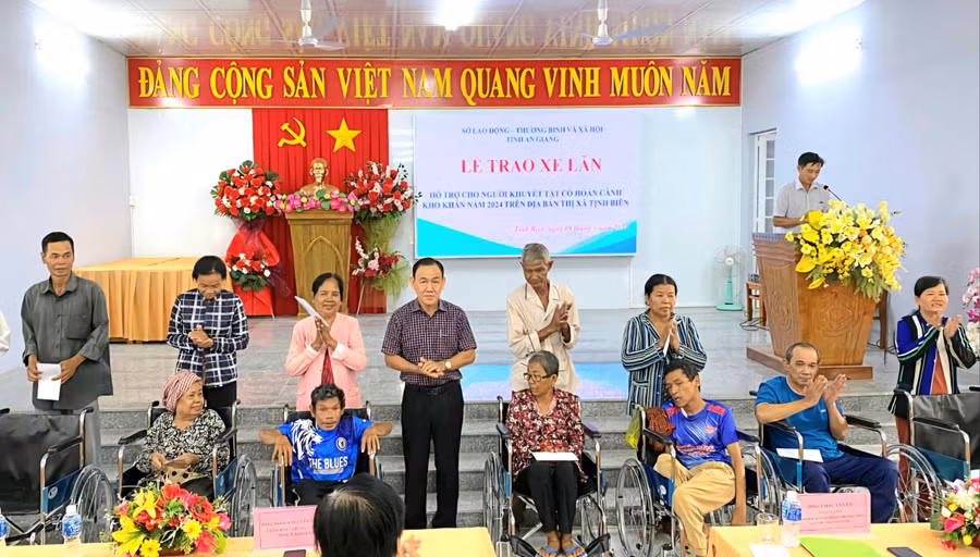 An Giang trao tặng 20 xe lăn cho người khuyết tật TX Tịnh Biên.