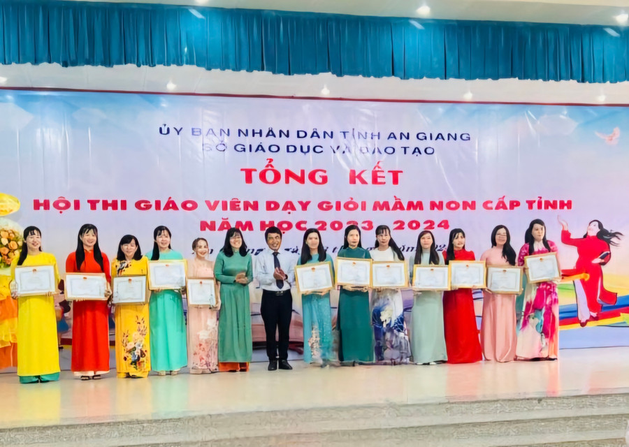 Trao khen thưởng cho giáo viên mầm non dạy giỏi cấp tỉnh năm học 2023 - 2024.