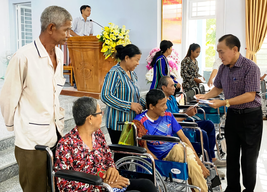 Ông Châu Văn Ly - Giám đốc Sở LĐ - TB&XH tỉnh An Giang trao xe lăn và tiền mặt cho người khuyết tật. Ông Châu Văn Ly - Giám đốc Sở LĐ - TB&XH tỉnh An Giang trao xe lăn và tiền mặt cho người khuyết tật.