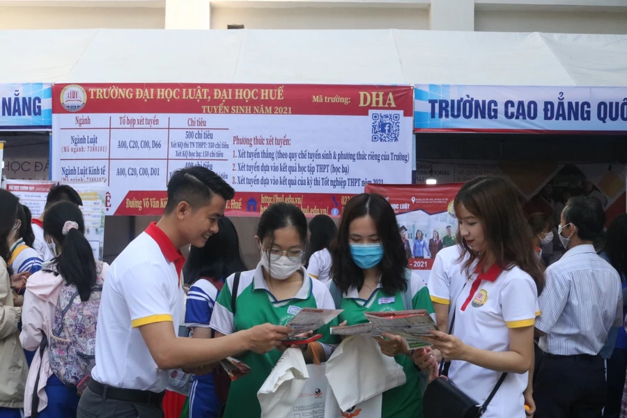  Trường Đại học Luật - Đại học Huế sử dụng nhiều phương thức xét tuyển. 