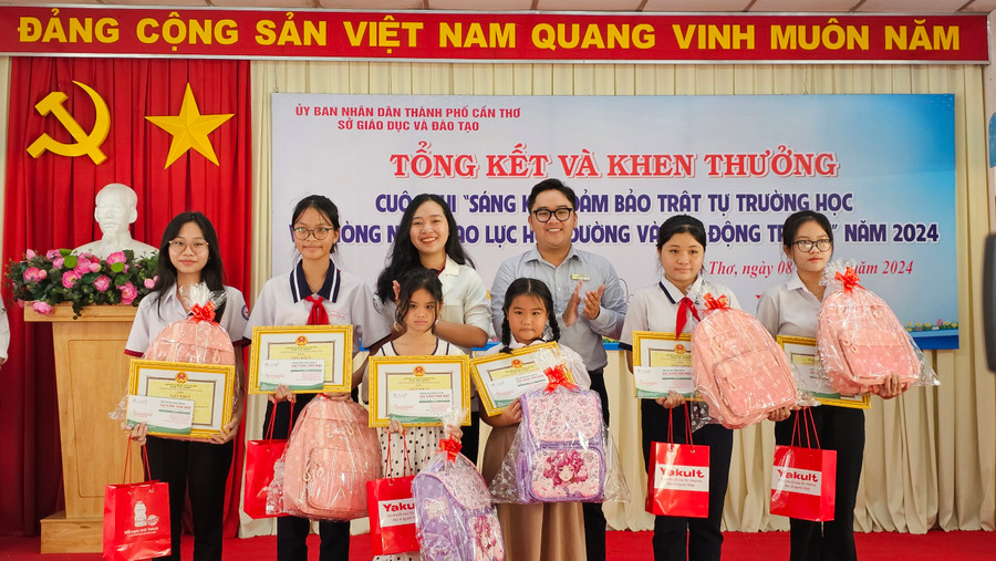 Ban tổ chức trao giải cho các em học sinh.
