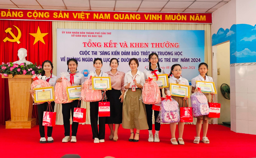 Ban tổ chức trao giấy khen, phần thưởng cho học sinh đoạt giải.