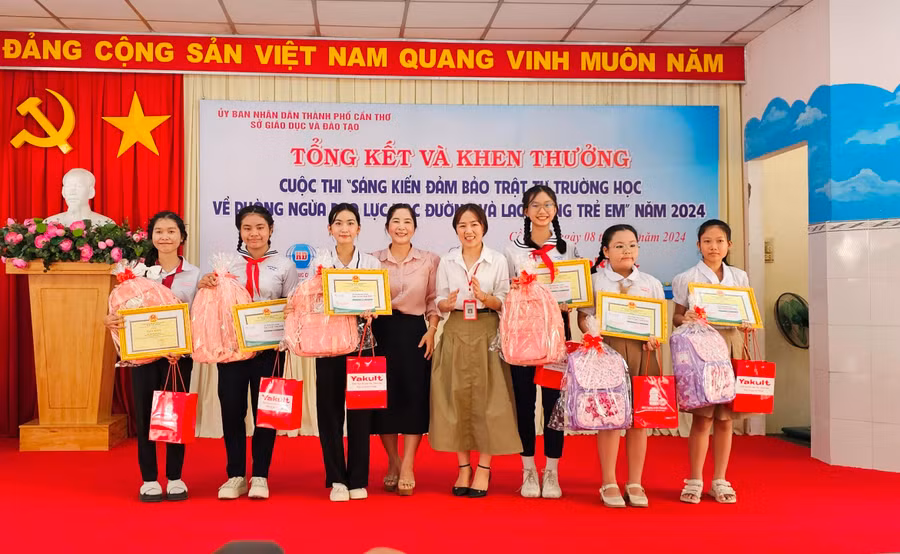 Ban tổ chức trao giấy khen, phần thưởng cho học sinh đoạt giải.