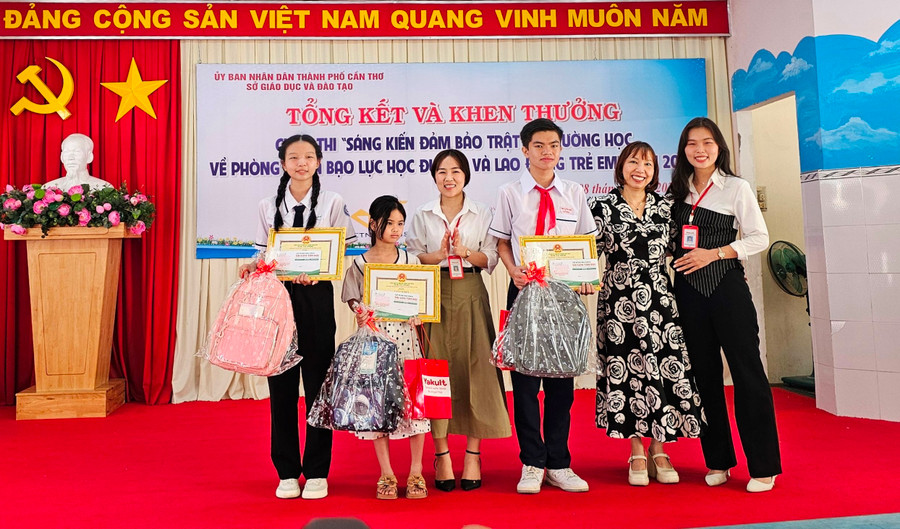 Ban tổ chức trao giải Nhất cho học sinh đoạt giải.