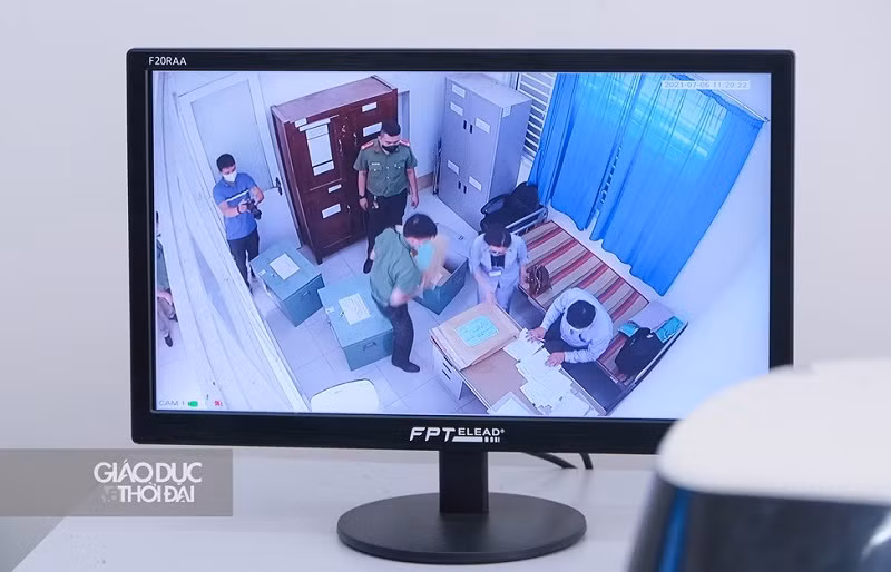 Hệ thống camera giám sát chặt chẽ công tác bàn giao đề thi. Ảnh chụp Kỳ thi tốt nghiệp đợt 1