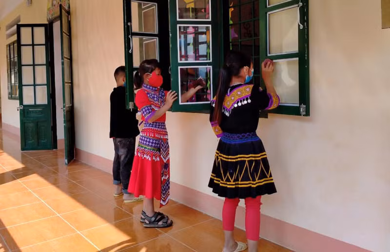 HS Trường PTDTBT Tiểu học số 1 Sín Chéng vệ sinh lớp học phòng chống dịch Covid-19. Ảnh: NTCC

