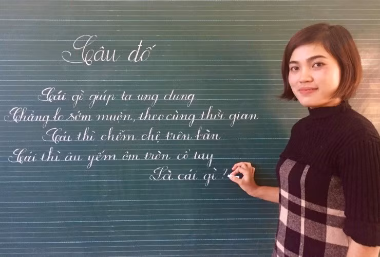 Cô giáo Tòng Thị Huyền luôn hăng say giảng dạy, truyền thụ kiến thức cho học trò. Ảnh: NVCC