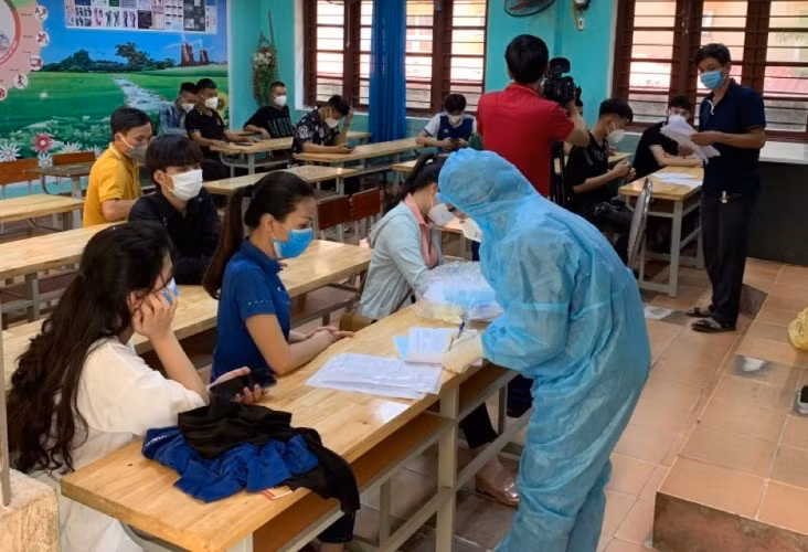 Lực lượng y tế lấy mẫu xét nghiệm nhanh Covid-19 cho thí sinh tại điểm thi Trường THPT Ngô Sĩ Liên (TP Bắc Giang). Ảnh: gdtd.vn