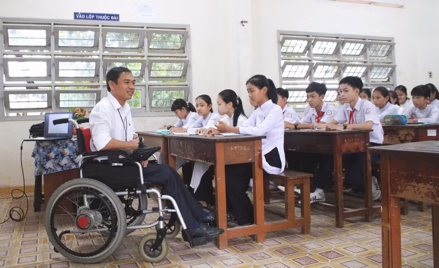 Thầy Thái Thành Thuận, giáo viên Trường THCS Tam Bình, huyện Cai Lậy (Tiền Giang) luôn là người truyền cảm hứng, gắn kết thầy trò qua mỗi giờ học.