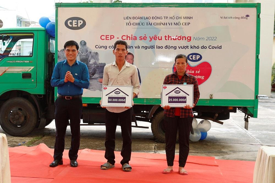 Trao chương trình hỗ trợ mái nhà CEP. Trao chương trình hỗ trợ mái nhà CEP.