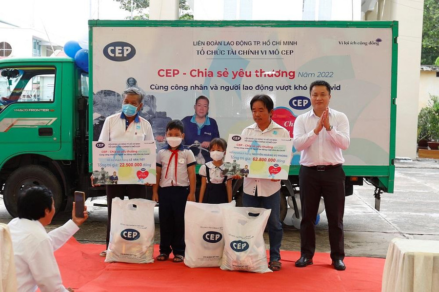 Trao trợ cấp đặc biệt cho khách hàng và con khách hàng CEP. Trao trợ cấp đặc biệt cho khách hàng và con khách hàng CEP.