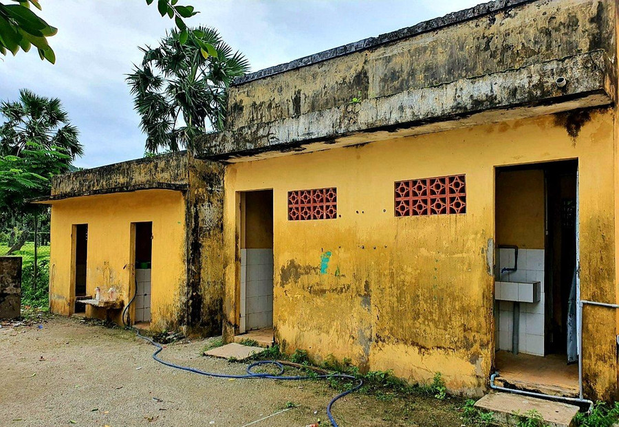 Nhà vệ sinh Trường Tiểu học A Cô Tô. Nhà vệ sinh Trường Tiểu học A Cô Tô.