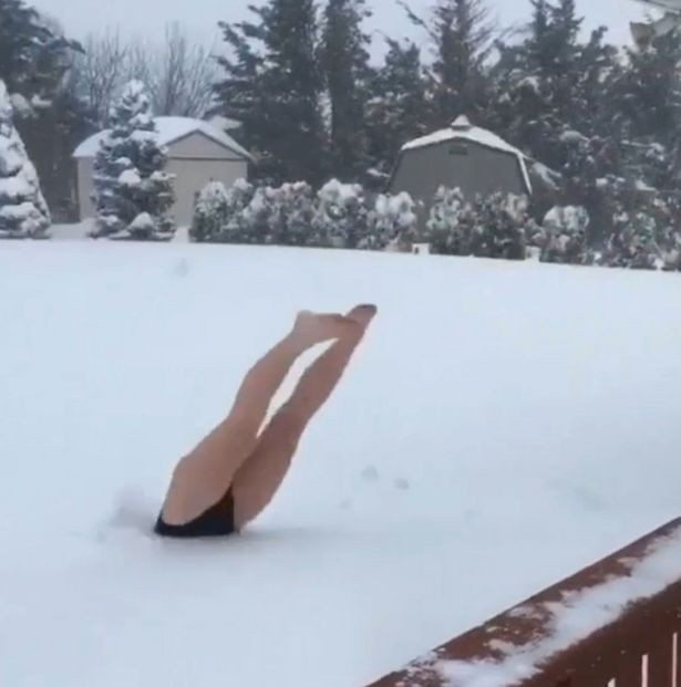 Trào lưu mặc áo tắm lặn tuyết nhìn thôi đã lạnh cóng ảnh 2