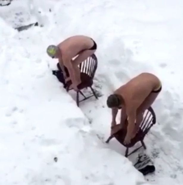 Trào lưu mặc áo tắm lặn tuyết nhìn thôi đã lạnh cóng ảnh 3