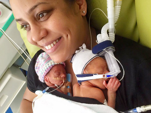 ‘Tan chảy’ với ảnh 2 bé sinh non nắm tay nhau trên ngực bố ảnh 3 ‘tan chay’ voi anh 2 be sinh non nam tay nhau tren nguc bo - 4