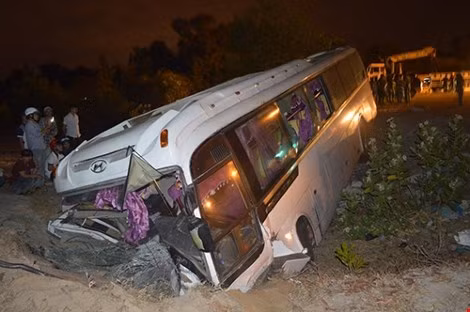 19 nhân viên Casino Hồ Tràm thương vong khi xe chở nhân viên lật 1
