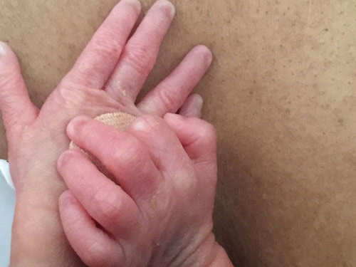 ‘Tan chảy’ với ảnh 2 bé sinh non nắm tay nhau trên ngực bố ảnh 2 ‘tan chay’ voi anh 2 be sinh non nam tay nhau tren nguc bo - 3