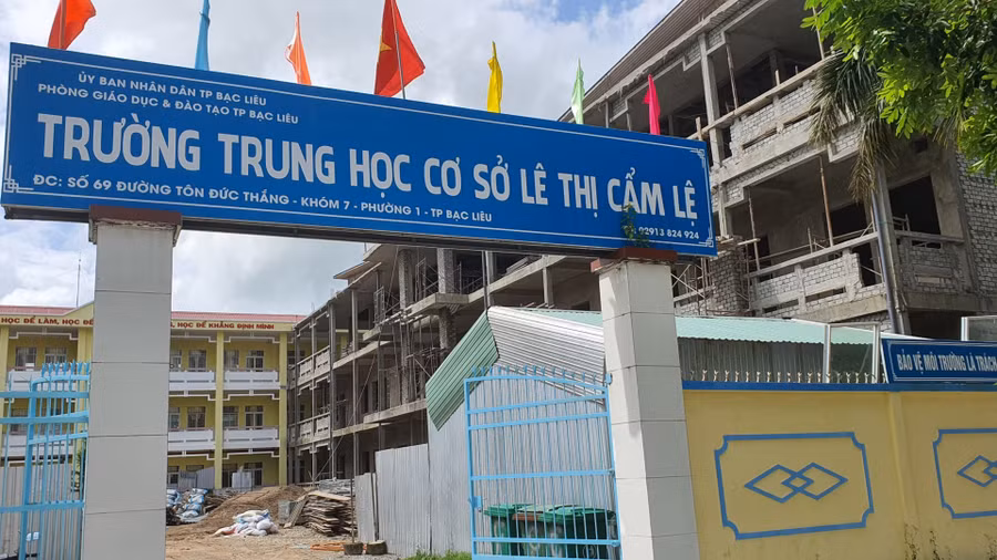 Tỉnh Bạc Liêu lựa chọn các vị trí đẹp nhất, thuận lợi nhất ưu tiên xây dựng trường học. Trong ảnh: Trường THCS Lê Thị Cẩm Lệ (TP Bạc Liêu) được xây dựng khang trang.