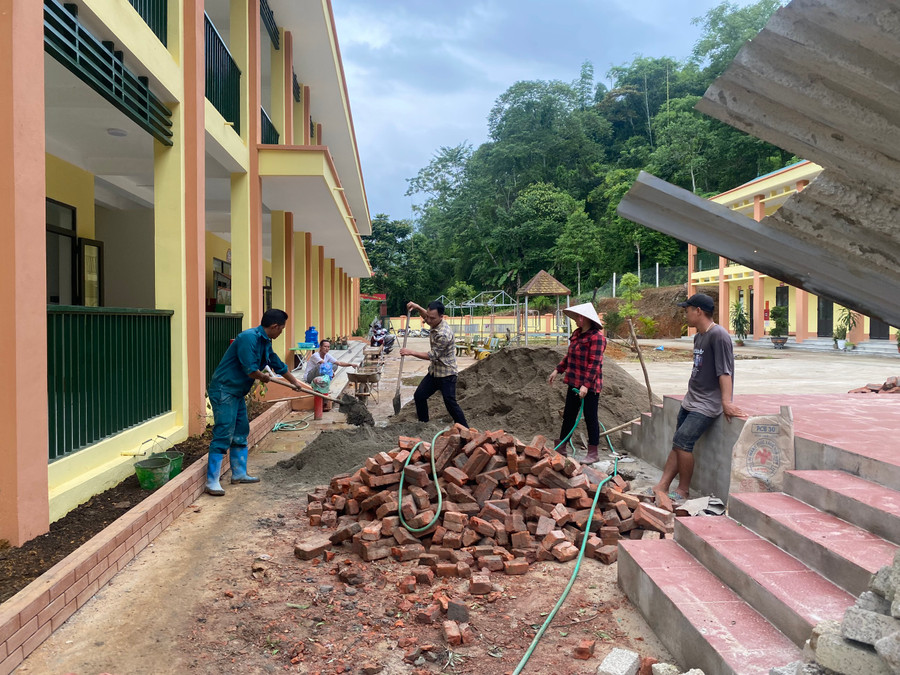 Thầy cô giáo cùng phụ huynh nỗ lực chuẩn bị năm học mới tại Trường Mầm non Vi Hương, huyện Bạch Thông, tỉnh Bắc Kạn. Thầy cô giáo cùng phụ huynh nỗ lực chuẩn bị năm học mới tại Trường Mầm non Vi Hương, huyện Bạch Thông, tỉnh Bắc Kạn.