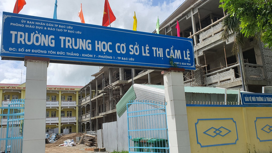 Tỉnh Bạc Liêu lựa chọn các vị trí đẹp nhất, thuận lợi nhất ưu tiên xây dựng trường học. Trong ảnh: Trường THCS Lê Thị Cẩm Lệ (TP Bạc Liêu) được xây dựng khang trang. Tỉnh Bạc Liêu lựa chọn các vị trí đẹp nhất, thuận lợi nhất ưu tiên xây dựng trường học. Trong ảnh: Trường THCS Lê Thị Cẩm Lệ (TP Bạc Liêu) được xây dựng khang trang.