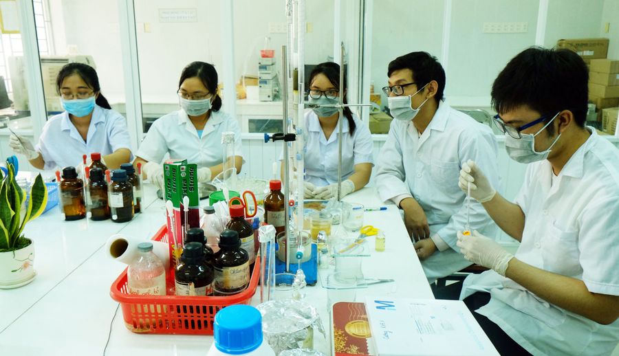 Sinh viên Trường ĐH Sài Gòn trong phòng thí nghiệm.