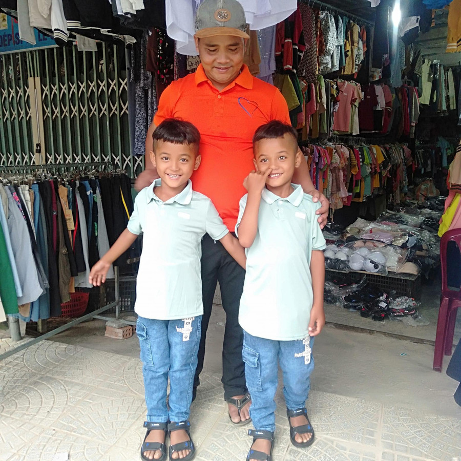 A Lăng Hiếu và A Lăng Huy được tặng áo quần và giày dép mới. Ảnh: NTCC A Lăng Hiếu và A Lăng Huy được tặng áo quần và giày dép mới. Ảnh: NTCC