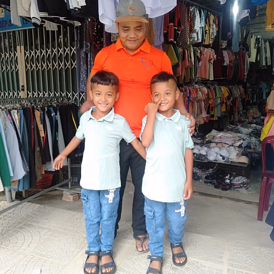 A Lăng Hiếu và A Lăng Huy được tặng áo quần và giày dép mới. Ảnh: NTCC