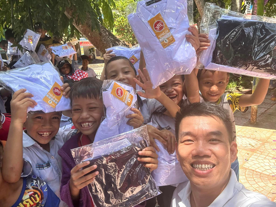 Niềm vui của học sinh Trường Tiểu học Sơn Bua (Sơn Tây, Quảng Ngãi) được tặng đồng phục mới từ sự vận động của CLB Bạn thương nhau. Niềm vui của học sinh Trường Tiểu học Sơn Bua (Sơn Tây, Quảng Ngãi) được tặng đồng phục mới từ sự vận động của CLB Bạn thương nhau.