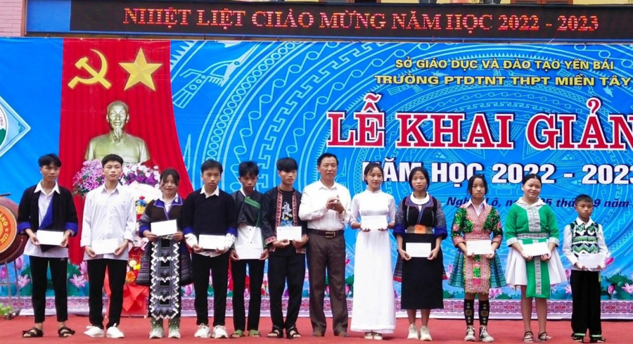 Lễ khai giảng năm học 2022-2023 của Trường PTDTNT THPT Miền Tây (Thị xã Nghĩa Lộ, tỉnh Yên Bái). Ảnh NTCC. Lễ khai giảng năm học 2022-2023 của Trường PTDTNT THPT Miền Tây (Thị xã Nghĩa Lộ, tỉnh Yên Bái). Ảnh NTCC.