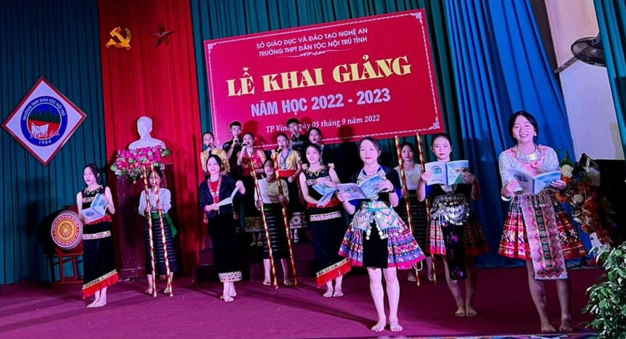 Cô trò Trường THPT DTNT Nghệ An (Nghệ An). Ảnh: NTCC