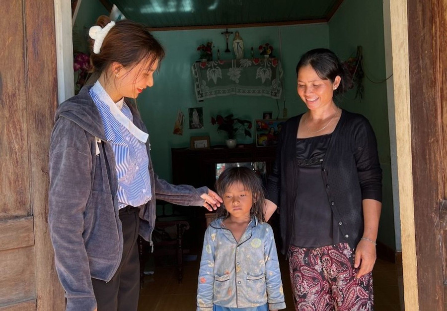 Giáo viên Trường Mầm non Vàng Anh đến từng nhà vận động phụ huynh đưa trẻ ra lớp. Ảnh: Nguyễn Dung