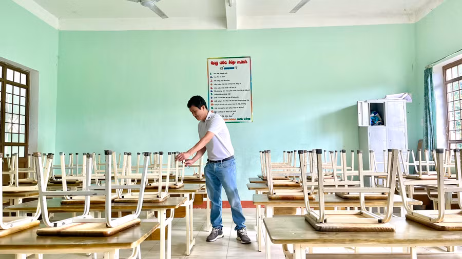 Bàn ghế mới tại Trường THCS Đắk Ruồng để chuẩn bị đón trò ra lớp. Ảnh: Nguyễn Dung