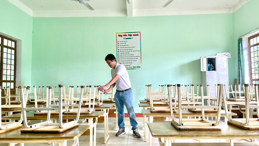 Bàn ghế mới tại Trường THCS Đắk Ruồng để chuẩn bị đón trò ra lớp. Ảnh: Nguyễn Dung