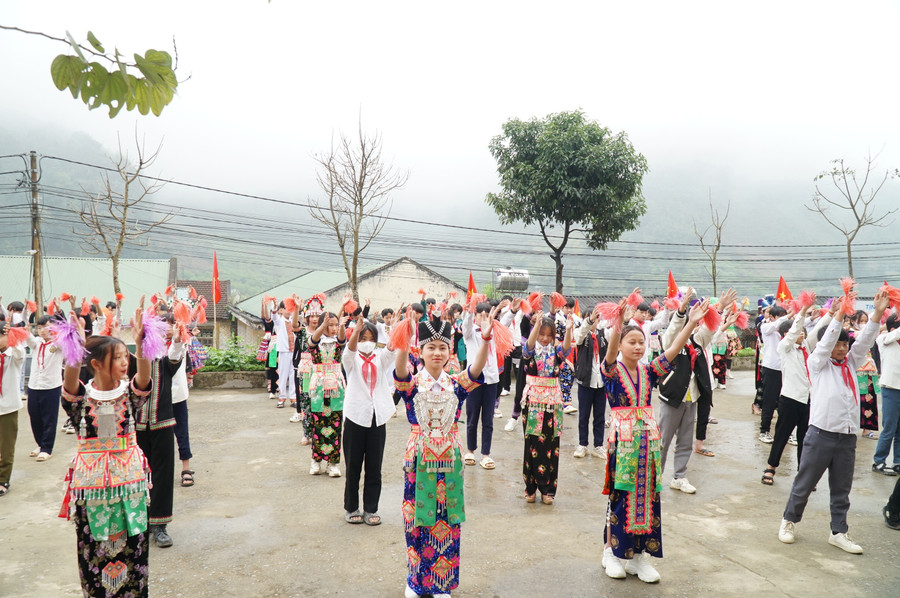 Giờ hát múa tập thể của học sinh Trường Phổ thông DTBT THCS Mường Lống, Kỳ Sơn, Nghệ An.