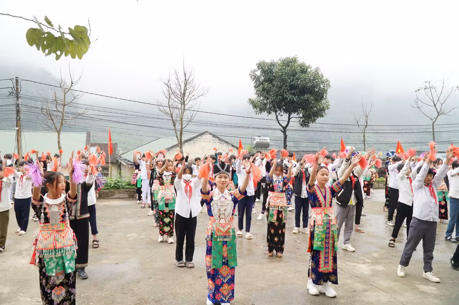 Giờ hát múa tập thể của học sinh Trường Phổ thông DTBT THCS Mường Lống, Kỳ Sơn, Nghệ An.