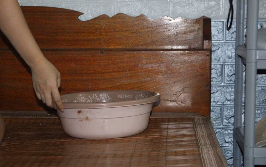 Mỗi mùa mưa, các giáo viên phải tìm xô chậu để hứng nước.