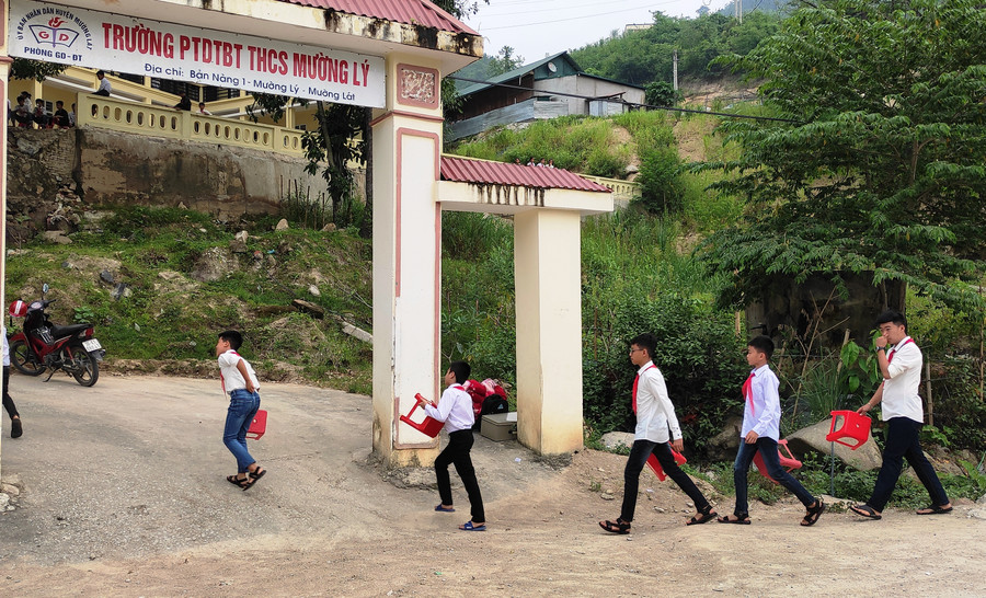 Học sinh Trường PTDTBT THCS Mường Lý (Mường Lát, Thanh Hóa) đến trường.
