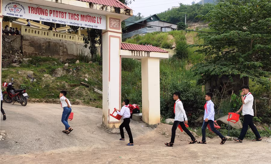 Học sinh Trường PTDTBT THCS Mường Lý (Mường Lát, Thanh Hóa) đến trường.
