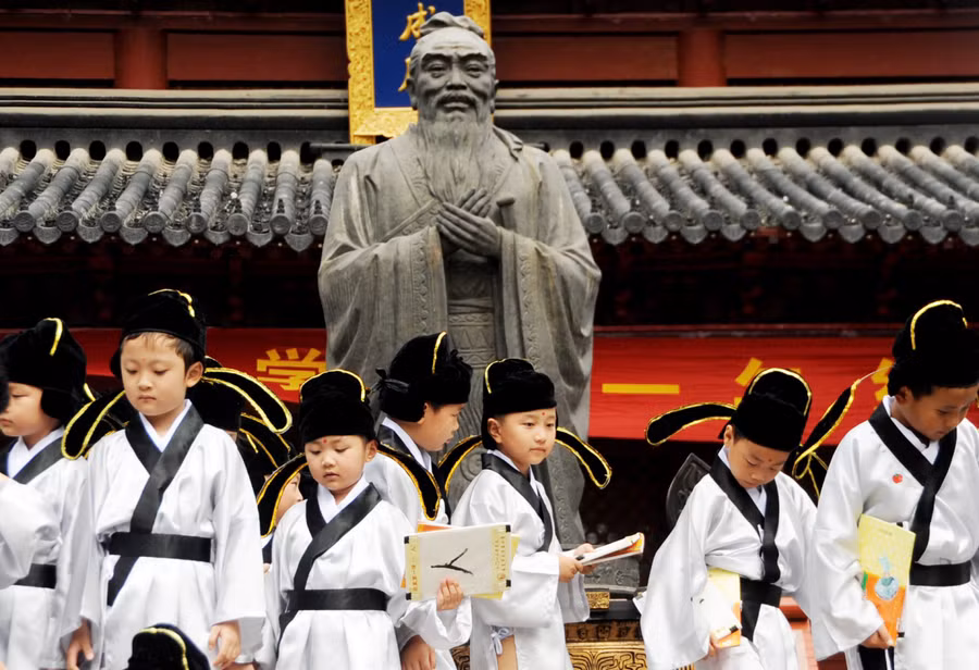 Học sinh Trung Quốc trong bộ trang phục truyền thống Nho giáo.