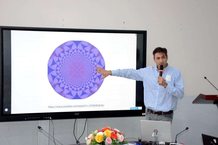 Đại biểu trình bày tham luận tại hội thảo.