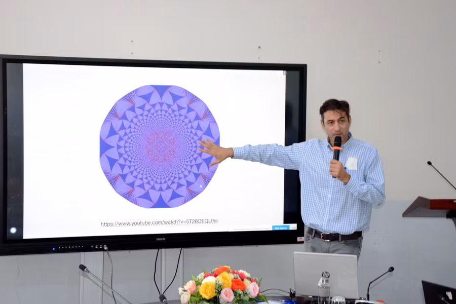 Đại biểu trình bày tham luận tại hội thảo.