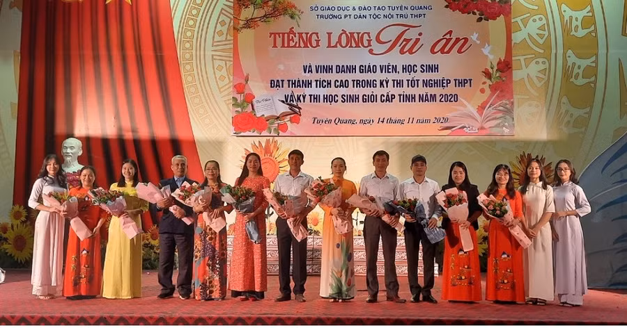 Những bó hoa tươi thắm tri ân các thầy cô giáo